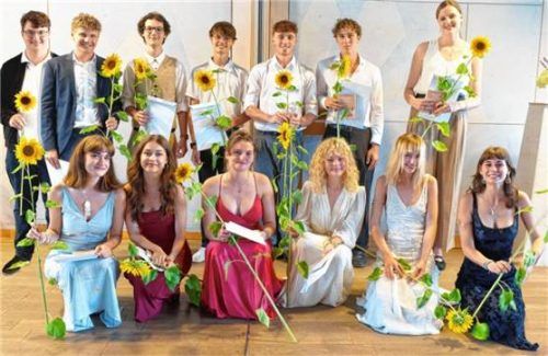 Die Abiturienten bekamen Sonnenblumen als kleines Abschiedsgeschenk. Foto waldorfschule Rosenheim