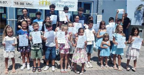 Die albanische Abschlussklasse mit ihrer Lehrerin Valbona Roqi (hinten links). Foto auer