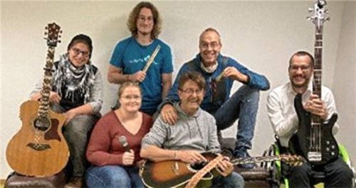 Die Band „TeaCup“ mit (von links) Margit Benz, Christine Bielmeier, Korbinian Payer, Peter Weber, Pit Fürleger und Korbinian Schwägerl freuen sich auf die Jubiläumsfeier. Foto re