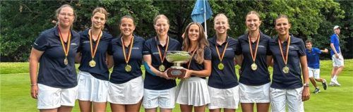 Die bayerischen Mädchen mit dem Jugendländerpokal – Laura Schedel vom GC Schloss Guttenburg (links mit Pokal).Foto BGV