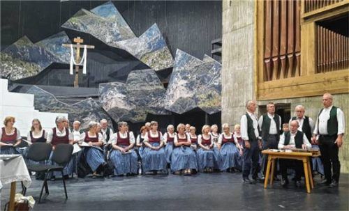 Die beiden Chöre aus Kolbermoor bei ihrem Auftritt. Foto re