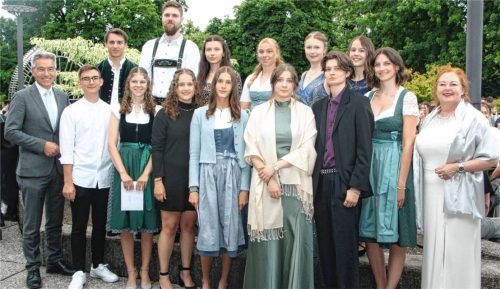 Die besten 13 Absolventen mit einem Notendurchschnitt von 1,0 bis 1,3 mit (vorne von links) Landrat Otto Lederer, Georg Stein, Magdalena Tögel, Teresa Mayer, Gina-Maria Schwarz, Enya Hermann, Regina Eder, Veronika Lindl, Schulleiterin Vilma Sieß. Hinten von links: Lukas Gasteiger, Michael Lechner, Anica Haberl, Julia Fröhlich, Alexandra Käsweber und Marlies Geidobler.Fotos Zandl