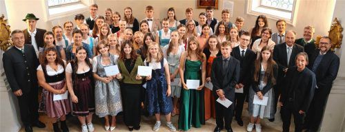 Die besten Absolventen der Real- und Wirtschaftsschulen im Landkreis Rosenheim gemeinsam mit Landrat Otto Lederer (links), dem Ministerialbeauftragte für die Realschulen Oberbayern-Ost, Markus Hösl-Liebig, (rechts vorne) und den Schulleiterinnen und Schulleitern.Foto Landratsamt Rosenheim