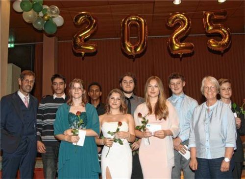 Die besten Absolventen mit (von links) Rektor Marcus Hübl, Jawad Alayoubi, Lea Haßlberger, Daniel Yebio, Nikolina Bulatovic, Aydin Causevic, Leni Herget, Georg Maier, Konrektorin Ulrike Hoernes und Tayler Hoff. Foto  Zandl