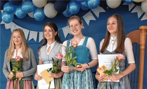 Die besten Schülerinnen der Achental-Realschule: (von links) Julia Lohwieser (1,25), Anna Unterreiner (1,27), Eva Weiser (1,42) und Emilie Pöschl (1,50).Foto wunderlich