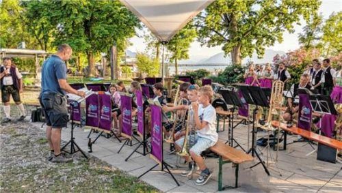 Die Bläserklasse eröffnete unter Leitung von Musiklehrer Thomas Baur das abendliche Platzkonzert. Vorsitzender Andi Steiner (ganz links) begrüßte die vielen Gäste. Foto  re