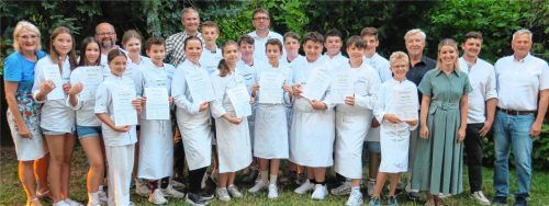 Die „diplomierten Miniköche“ mit (von links) Susanne Droux, Wirt Georg Kaltner, Bank-Vorstandsmitglied Mirko Gruber, Teamleiter Thomas Quiram, Franz Heinritzi, den Wirtsleuten Magdalena und Benno Huber sowie Bürgermeister Richard Richter. Fotos baumann