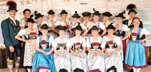 Die Dirndl der neuen Gaugruppe (hinten, von links): Zweiter Gauvorplattler Franz Weingartner, Zweite Gaudirndlvertreterin Christine Hamberger, Teresa Schuster (Hohenaschau), Anna Boggusch (Atzing), Vroni Bremer (Frasdorf), Anna Deingruber (Bernau), Julia Aigner (Marquartstein-Piesenhausen), Marina Sattelberger (Hohenaschau), Sophie Posch (Marquartstein-Piesenhausen), Stefanie Sattelberger (Hohenaschau), Erster Gauvorplattler Michael Memminger sowie (vorne von links) Maria Zaiser (Schleching), Michaela Rosenwink (Wildenwart), Katharina Osterhammer (Staudach), Veronika Brandstetter (Übersee), Theresa Reiter (Niederaschau), Marie Schröder (Übersee) und Vortänzerin Martina Huber. Foto Hötzelsperger