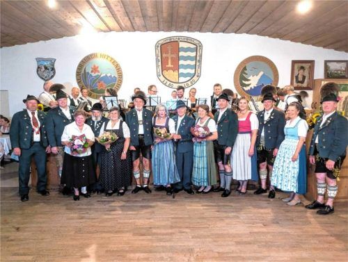 Die drei noch lebenden Initiatoren des Trachtenheims sowie Frieda Würtz wurden im Rahmen der Feierlichkeiten geehrt: (von links) die stellvertretenden Vorsitzenden Florian Wörndl und Michael Pfaffinger, Frieda Würtz, Andi Bauer mit seiner Gattin Marianne, Michael Berneder mit seiner Gattin Bärbel, Toni Bauer mit seiner Gattin Katharina, Kassier Anton Schuster, Schriftführerin Andrea Scheck, Gauvorsitzender Thomas Hiendl, stellvertretende Gauvorsitzende Elisabeth Tengler sowie Vorsitzender Christoph Kaufmann. Foto  Trachtenverein Hittenkirchen