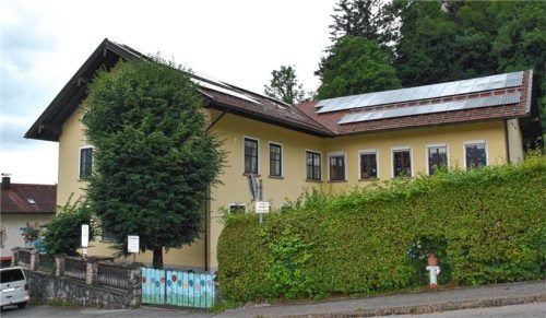 Die Entscheidung für einen Neubau fiel angesichts steigender Schülerzahlen, neuer gesetzlicher Vorgaben zur Ganztagsbetreuung und erheblicher Defizite im Bestand. Das Bild zeigt die jetzige Grundschule in Marquartstein. Foto Sybilla Wunderlich
