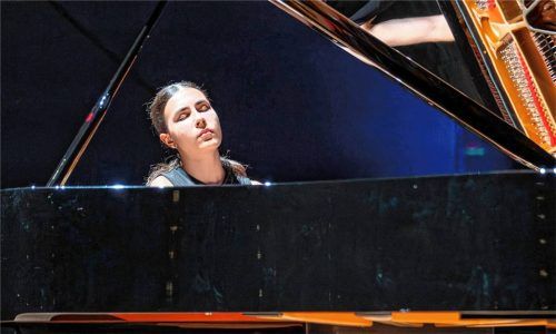 Die erst 18-jährige Alexandra Dovgan spielt lauter pianistische Schwergewichte. Foto  SCHEFFOLD MEDIA