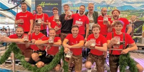Die „Erste“ der SVB Handballer feierte in Meister-T-Shirts mit SVB-Vorsitzendem Bernhard Gleissner (hinten, Dritter von rechts) auf der großen Festzeltbühne ihren Aufstieg in die Bezirks-Oberliga.