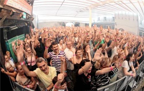 Die Fans sangen die Hits lautstark mit.