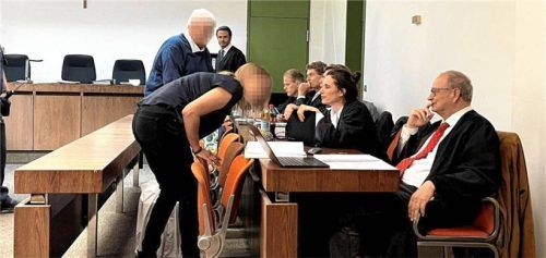 Die Flexicamper-Drahtzieher: Siegfried H. und seine Lebensgefährtin Jessica K. am Landgericht in München im Gespräch mit ihren Anwälten. Foto Patricia Huber