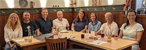 Die Führung des Vereins: (von links) Schatzmeisterin Eva Engelhardt, Schriftführer Martin Engelhardt, Vorsitzender Christoph Zauner, Dritter Vorsitzender Bernd Ostlender, Zweite Vorsitzende Dr. Sandra Hilbig, Beirätin Dr. Sibylle Schwaiger-Penz, Beirat Dr. Michael Penz und Beirätin Alexandra Zauner.Foto Vision Ice