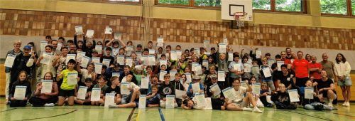Die fünften Klassen der Johann-Rieder-Realschule in Rosenheim sind begeistert von ihren erlangten Urkunden. Foto Mischner