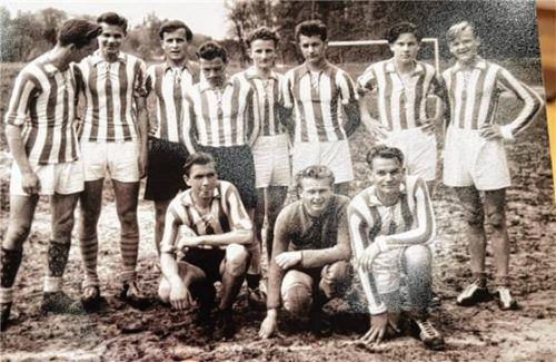 Die Fußball-Mannschaft des Studienseminars in Traunstein, aufgenommen 1958, zeigt Konrad Kronast (vorne rechts).
