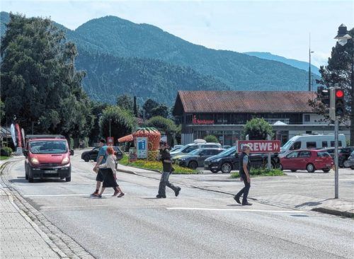Die Fußgängerampel in Höhe Rathaus/Rewe ist einer der Gefahrenpunkte auf der Staatsstraße 2089, daher die Tempo-30-Zone mit Lückenschluss.Foto hoffmann
