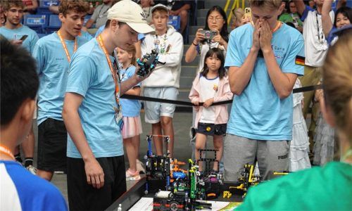 Die Garser Gymnasiasten beim Robotgame in Florida: Anspannung und höchste Konzentration, wenn der Roboter ins Rennen geschickt wird, um (hoffentlich) systematisch und schnell seine Aufgaben abzuarbeiten. Foto re