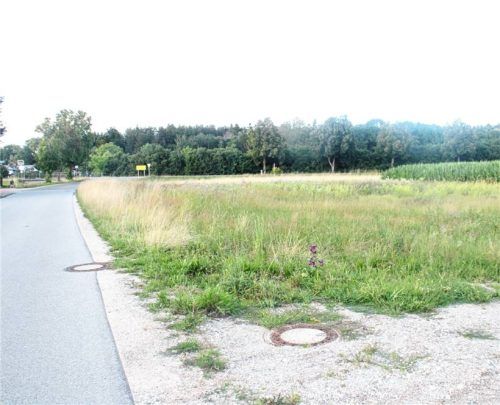 Die Gemeinderäte billigten die Bauleitplanung für ein Baugrundstück am nordöstlichen Bereich der Poststraße, angrenzend an die Staatsstraße 2095 in der Nähe des geplanten Kreisverkehrs, einvernehmlich. Foto  Zandl