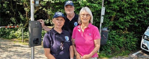 Die Gemeinderätin Angela Kind (rechts) begleitete die beiden Chiemsee Ranger Doris Bönisch und Karl Büttner ein Stück auf ihrer Tour, die sie ehrenamtlich für den Abwasser- und Umweltverband durchführen. Foto  Wagner .