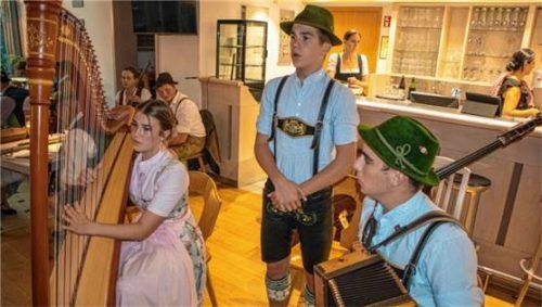 Die Geschwister Vordermayer traten mit Harfe, Gesang und Ziach auf.