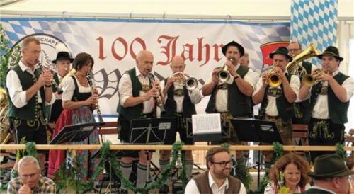 Die Heufelder Blasmusik umrahmte würdig den Gottesdienst und spielte anschließend bei der weltlichen Feier schneidig auf.
