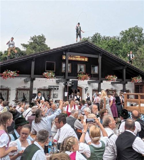 Die Hittenkirchener Goaßlschnalzer präsentierten sich auf dem Dach.Foto  Hötzelsperger