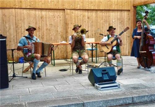 Die „Hochlerch Musi“ spielte am Abend in Rottau auf. Foto Adersberger