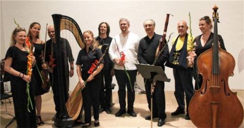 Die Interpreten und Komponisten (v.li.): Anita Unterthiner (Klarinette), Constanze Germann-Bauer (Violine), Anno Kesting (Perkussion), Verena Meuers-Zeiser (Harfe), Tilmann Kremser, Patrick Pföß, Alejandro Vila, Peter Michael Hamel und Christiane Haselbeck (Kontrabass).Foto  Mergenthal