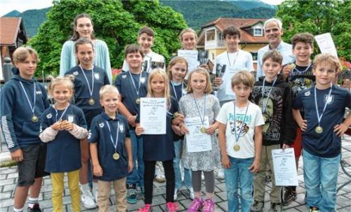 Die Jahrgangs- und Vereinsmeister auf einen Blick. Abteilungsleiter Matthias Vieweger (hinten, rechts) freut sich über die Erfolge. Foto berger