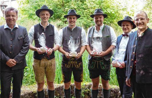 Die Jahrgangsbesten mit der Schulleitung: (von links) Schulleiter BSZ Rosenheim Oberstudiendirektor Stefan Schellenberger, die Absolventen Philipp Barth, Marinus Schlosser, Max Eberl und Jakob Suppinger sowie der stellvertretende Schulleiter, Studiendirektor Josef Oberniedermaier.Foto Staatliche Fachschule Rosenheim