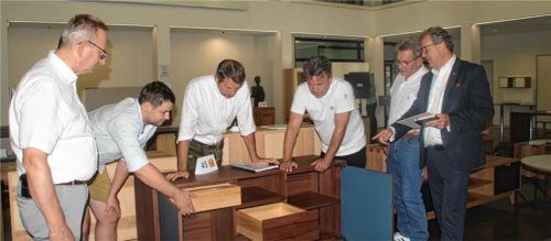 Die Jury-Mitglieder bei der Bewertung eines Sideboards. Zur Jury zählen (von links) Stadtbrandrat und Amtsleiter für Brand- und Katastrophenschutz Hans Meyrl, Schreinermeister Peter Hanslmaier aus Pfaffing, Kreishandwerks- und Zimmerermeister Rudi Schiller aus Soyen, der Schulleiter des BSZ, Stefan Schellenberger, der Obermeister der Schreiner-Innung im Landkreis Rosenheim, Peter Moser, und Hochschulratsvorsitzender und Landtagsabgeordneter a.D. Klaus Stöttner. Foto Zandl