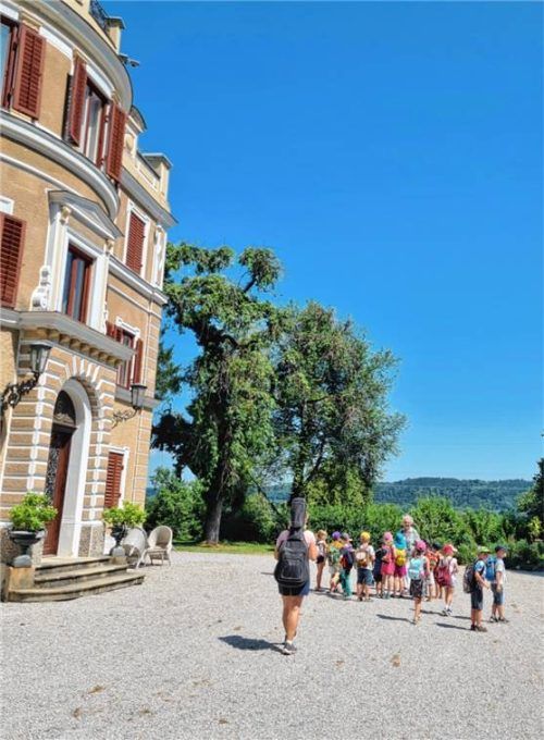 Die Kinder erkundeten das Gelände des Schlossparks. Foto re