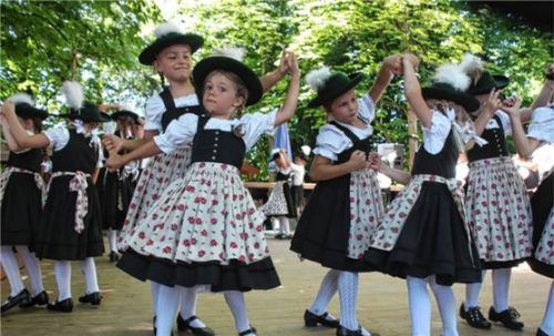 Die Kindergruppe des Chieminger Trachtenvereins präsentierte sich auf der Bühne im Biergarten. Fotos Ortner