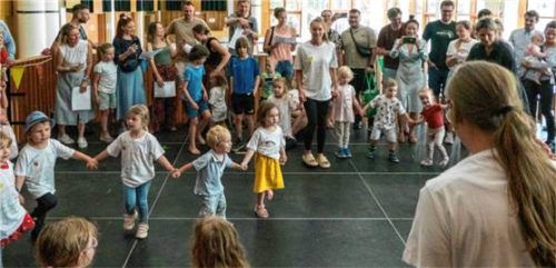 Die Kinderkrippe des Wössner Regenbogens feierte in Unterwössen ein Sommerfest mit Musik, Erinnerungen und Abschieden.Foto  FLUG