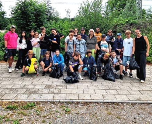 Die Klassen 5 und 6 waren am Bahnübergang im Einsatz. Foto  Kind