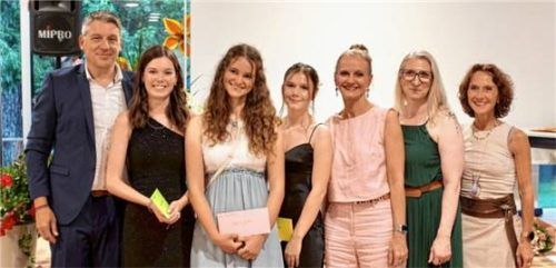 Die Klassenbesten und ihre Lehrkräfte: (von links) Rektor Stefan Preis, Melanie Reitschuh (10a, Landkreisbeste mit 1,1), Josefine Gruttauer (10b, 1,2) und Lilly Fernsebner (9a, 1,9) sowie die Lehrerinnen Agnes Rogowsky, Kerstin Gerhart und Andrea Schmidtner. Foto krammer