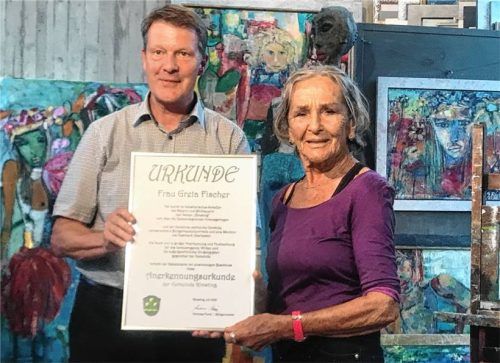 Die Künstlerin Greta Fischer hat die Gemeinde Rimsting durch ihr kreatives Schaffen, ihre Skulpturen und Bilder, weit über die Gemeindegrenzen bekannt gemacht. 18 Kunstwerke hat sie nun der Gemeinde übereignet. Bürgermeister Andreas Fenzl dankte ihr im Namen des Gemeinderats.Foto Dachs