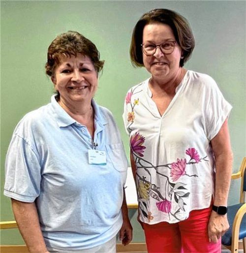 Die Logopädin Heike Richter (links) konnte kürzlich schon am Therapiezentrum Haag die erste Patientin begrüßen. Helga Rutter aus Haag befand sich auf Reha und kann diese nun direkt in der Logopädie in Haag ambulant weiterführen.