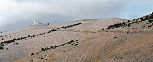 Die „Mondlandschaft“ am Mont Ventoux und ein glücklicher OVB-Reporter, angekommen am Gipfel. Fotos privat