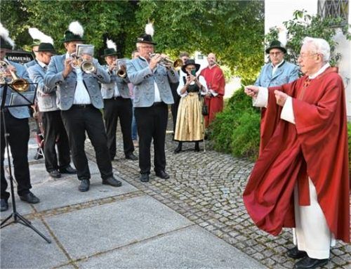 Die Musikkapelle Großholzhausen spielte auf und Josef Hartl griff zum Taktstock.