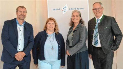 Die neu vereidigten Bezirksräte: (von links) Andreas Kohlberger, Peggy Galic, Sabine Bock und Bezirkstagspräsident Thomas Schwarzenberger. Foto Plötz/Bezirk Oberbayern