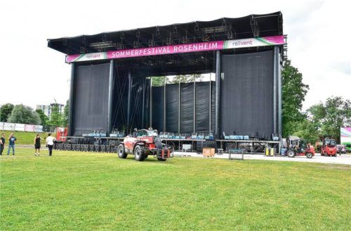 Die neue Bühne steht, letzte Vorbereitungen laufen. Das Rosenheimer Sommerfestival startet am morgigen Freitag. Über die Neuheiten spricht Florian Englert, Geschäftsführer der Rosenheim Event GmbH. Foto Peter Schlecker