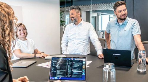 Die neuen Räume sind mehr als nur ein Tapetenwechsel, findet Thomas Heim (Mitte), Geschäftsleiter der OVB24 GmbH. Sie fördern den Austausch und sorgen für mehr Flexibilität.