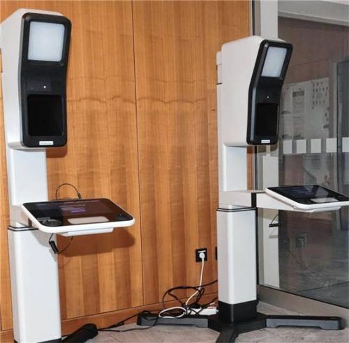 Die Point-ID-Systeme im Foyer des Landratsamts passen sich automatisch an die Körpergröße der fotografierten Person an und erzeugen einen neutralen Hintergrund. Foto lRA Rosenheim.