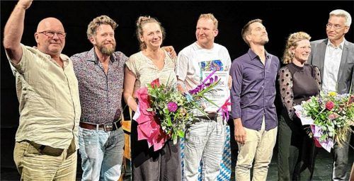 Die Preisgewinner, eingerahmt von Pit Dörr (links) und Landrat Otto Lederer. Foto Janka