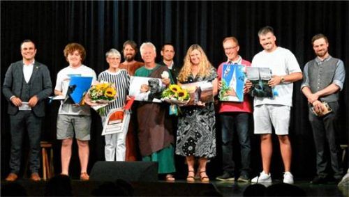 Die Preisträger des diesjährigen Fotowettbewerbes: (von links) Bürgermeister Alois Loferer, Raphael Sill, Johanna Graf (Sonderpreis), Markus Hermannsdorfer, Michael Stobrawe, Peter Helfmeyer, Touristinfo, Andrea Müller, Franz Gmeiner, Manfred Bär und Konrad Schlaipfer, Vorsitzender der Theatergesellschaft Bad Endorf. Foto Ammelburger