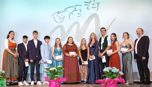 Die Schulleiterin Daniela Heß (links) und ihr Stellvertreter Christian Lieb (rechts) ehrten die Jahrgangsbesten der Priener Mittelschule: (von links) Daroush Haidari, Ignaz Grießl, Alexander Mitterer, Magdalena Stockmeier, Lena Utz, Gloria Thalhauser (alle 9. Klasse), Olivia Paul, Ludwig Keil, Laureen Gröger und Julia Osterhammer.Foto  Berger