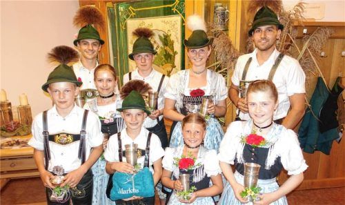 Die Sieger in den verschiedenen Klassen: (vorne, von links) Christian Huber, Markus Kalal, Sophia Meier und Julia Feichtner sowie (hinten, von links) Andreas Rauch, Franziska Sälzer, Benedikt Sälzer, Anna Boggusch und Michael Schlosser. Foto  Hötzelsperger
